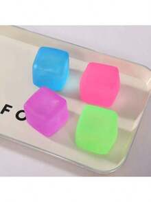 这款感官挤压魔方玩具——减压挤压球，是一款可随时缓解焦虑的手持桌面玩具，适合教室、户外和办公室等场所使用。它是桌面装饰、课堂奖励、派对礼物和节日礼品的完美之选！ - 彩色 - 查看 10