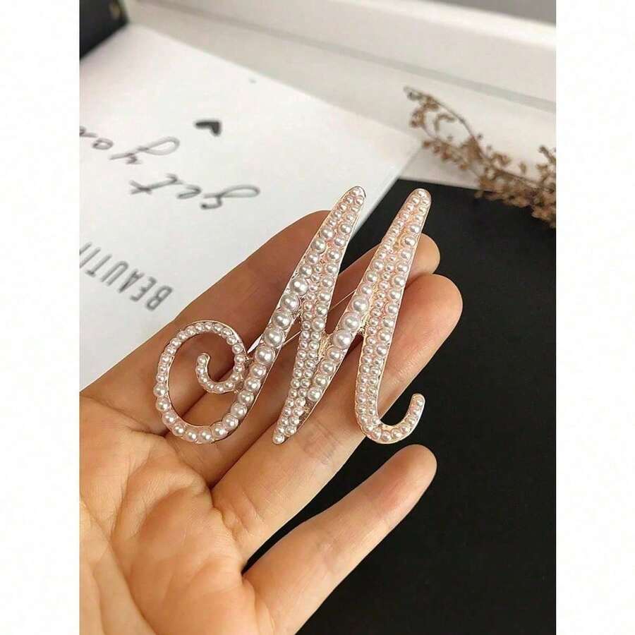 1Pc Minimalist Elegant Pearl Inlaid Letter Brooch, 26 English Letters Full Set Available For Choose, Delicate Compact Lightweight Design, High Quality Smooth Imitation Pearl & Alloy Material, Exquisite Craftsmanship Not Easy To Fade, Perfect For Sweater, Coat, Suit, Shirt Collar, Bag, Scarf, Hat And Hair Clip Decoration, Versatile All-Match Style Suitable For Office, Daily Wear, Dating, Party, Banquet, Holiday And Gift Giving, Elegant Feminine Fashion Jewelry Accessory For All Seasons, Popular Hot Personalized Letter Brooch For Modern Women - 彩色 - 查看 1