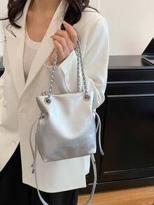 1个女士新款时尚休闲水桶包，金属链条单肩斜挎包，字母装饰，带钱包和手机袋，适合年轻女士购物、通勤，是女性日常使用的理想之选。 - 銀色 - 查看 2