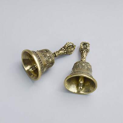 1 chiếc/A Chuông đồng chạm khắc, chuông Giáng sinh có tay cầm, chuông quay tay trang trí, chuông cầm tay bằng đồng có tác dụng chữa lành, chuông trang trí bằng đồng, âm thanh trong trẻo, chuông kim loại trang trí ngày lễ, thích hợp để tạo không khí thư giãn, đồ thủ công chạm khắc chuông kiểu cổ, có thể được sử dụng trong lớp học, đám cưới, trường học, lễ Eid Al Fitr, lễ Phục sinh, đồ trang trí sự kiện truyền thống.
