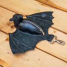 A Gothic-Style Bat-Wing Wallet – A Handmade Bat Coin Purse Made Of Synthetic Leather, Featuring An Inverted Wing Design, Equipped With A Zippered Pocket And Keychain Attachment, Suitable For Everyday Carry Or Costume Use. - 1個 - 查看 4
