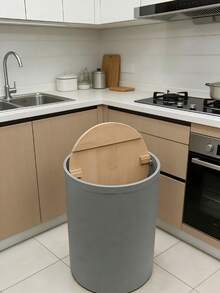 1个时尚灰色翻盖垃圾桶，无需接触即可处理垃圾，适用于家庭、办公室和公共场所。它经久耐用且易于清洁，是厨房、浴室、走廊等室内场所的理想选择。 - 彩色 - 查看 7