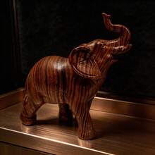 Figura de elefante de 5.1 pulgadas con textura de madera, estatua de elefante de resina con la trompa hacia arriba, decoración moderna para el hogar para la sala de estar, entrada, estantería, regalo perfecto para amantes de los elefantes y para inauguración de casa - 1PC - Ver 2