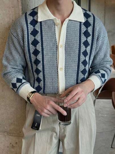 Áo khoác cardigan nam cỡ lớn kiểu retro dáng rộng, họa tiết hình thoi kẻ caro phối màu tương phản, cổ polo, cài cúc phía trước, thích hợp cho mùa Thu/Đông.