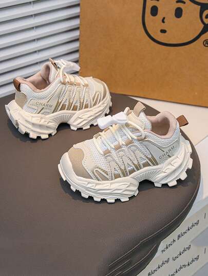 一双儿童运动鞋，这款复古厚底鞋绝对惊艳！奶咖啡色拼接设计温柔又不失精致，是任何造型的完美点睛之笔。核心配置更是强悍：透气网面，四季皆宜，告别汗水；弹性绑带设计，无需系带即可轻松穿脱，解放双手；加厚防滑外底，减震抓地力强，跑跳稳定，柔软舒适的脚感让孩子们爱不释脚！