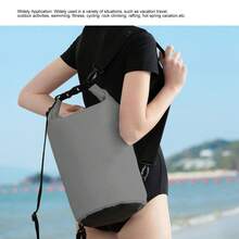 Una bolsa impermeable para exteriores de color gris con capacidad de 30 litros para rafting en la playa, con diseño de un solo hombro. - Gris - Ver 6