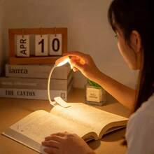 1 pieza Luz LED para libros con clip, lámpara de lectura portátil, alimentada por batería, 3 colores ajustables, lámpara de escritorio mini suave y regulable que cuida la vista - Luz de lectura - Ver 4