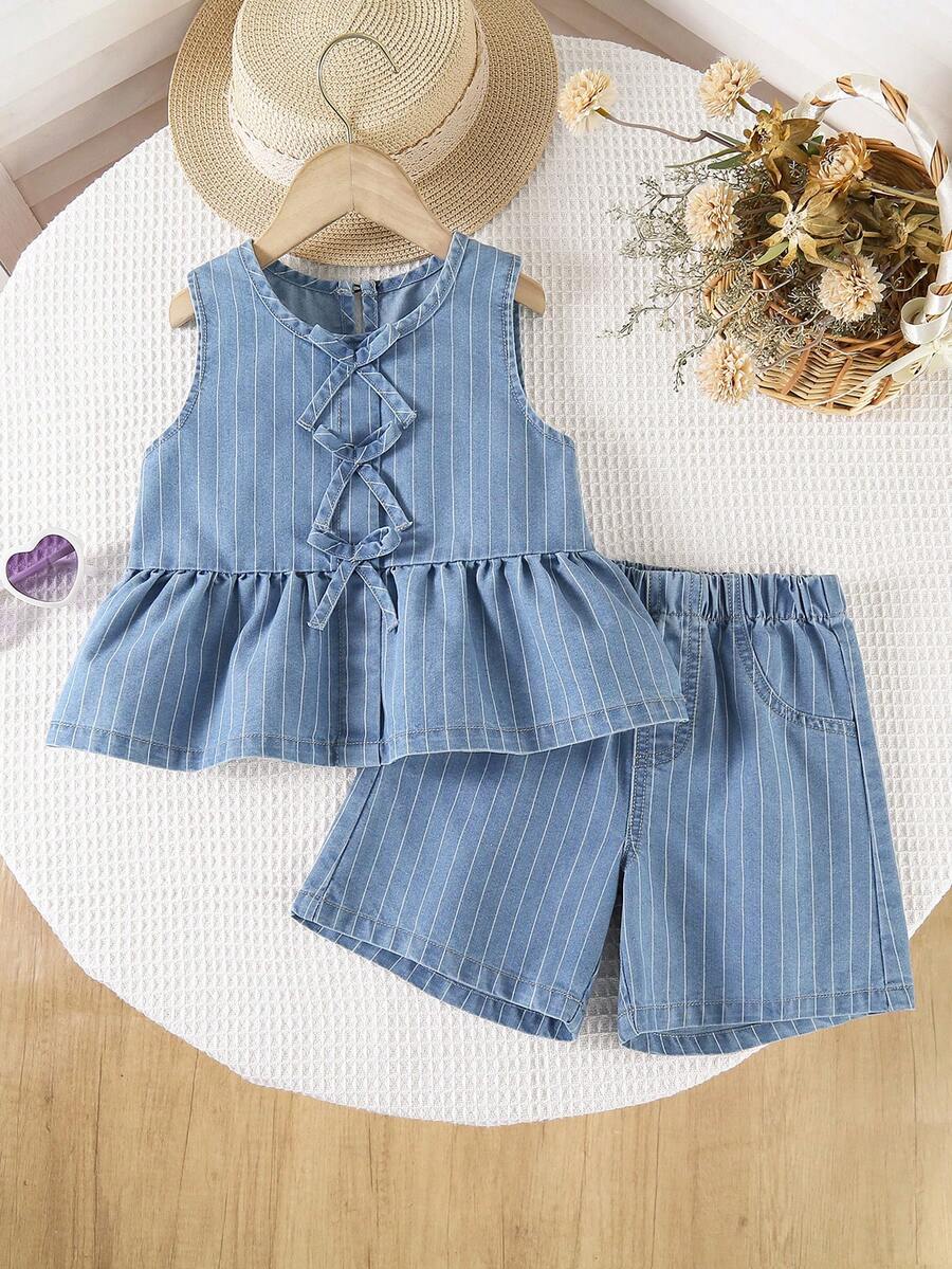 Set 2 buc. pentru fete mici, stil coreean, casual, drăguț, lejer, confortabil, la modă, energic, cu dungi verticale, simplu, cu fundă, fără mâneci, și pantaloni scurți din denim cu dungi albastre și albe, retro și elegant. - Spălare medie - Vizualizare 1