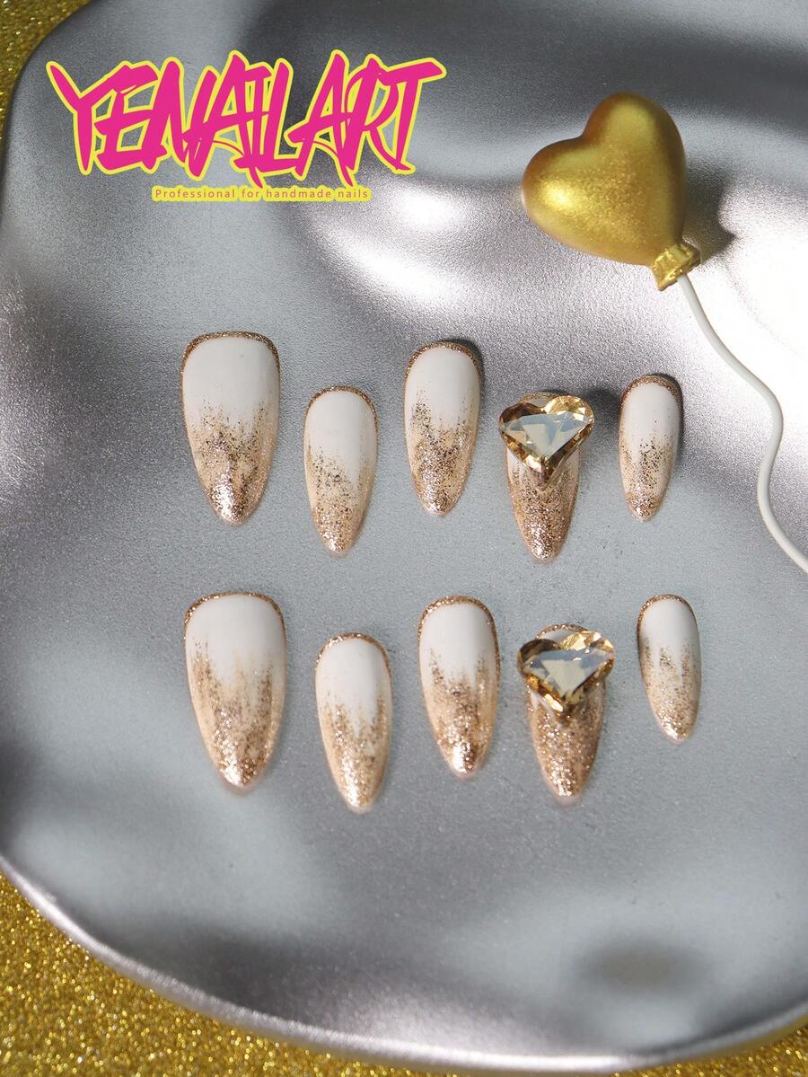 10件套圣诞主题美甲贴片,欧式风格,金色、白色、肤色边缘渐变,闪粉点缀,3D立体心形水钻装饰,优雅全覆盖亚克力美甲贴片,色彩丰富,魅力十足,手工制作圣诞美甲贴片,优雅设计,适合女性和女孩参加派对、婚礼和日常佩戴,包含工具包,是送给女性和女孩的绝佳礼物。 - 金色 - 查看 1