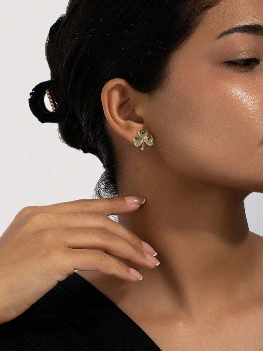 1 Pair Minimalist Classic Clover Hollow Heart Clover Earrings, Suitable For Women's Daily Wear, Great For St. Patrick's Day - Earrings - View 1