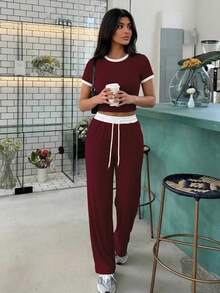 2 piezas Conjunto de top de manga corta de cuello redondo y pantalones de estilo casual y elegante de verano con contraste de color acanalado - Burdeos - Ver 4