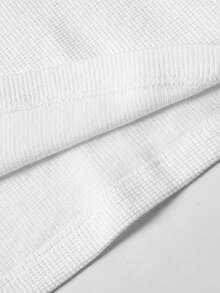 1件灰色亨利領短袖男士 Polo 衫 T-shirt，鈕扣門襟華夫格紋理，輕量透氣舒適，可機洗，美式街頭極簡休閒風，適合夏季日常通勤與休閒穿著 - 白色 - 查看 8