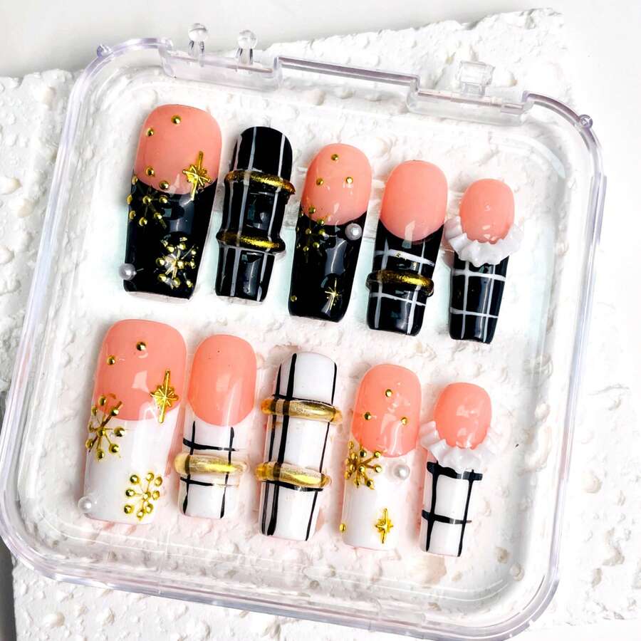 NailLuxe 10 PCS Handmade Square Press-On Nails | Black-White Plaid & Gold Snowflake Bangle Edgy Sweet Style With Pink-Black & White Bases, Plaid & Gold Snowflake & Bangle Embellishments - màu đen - Xem 1