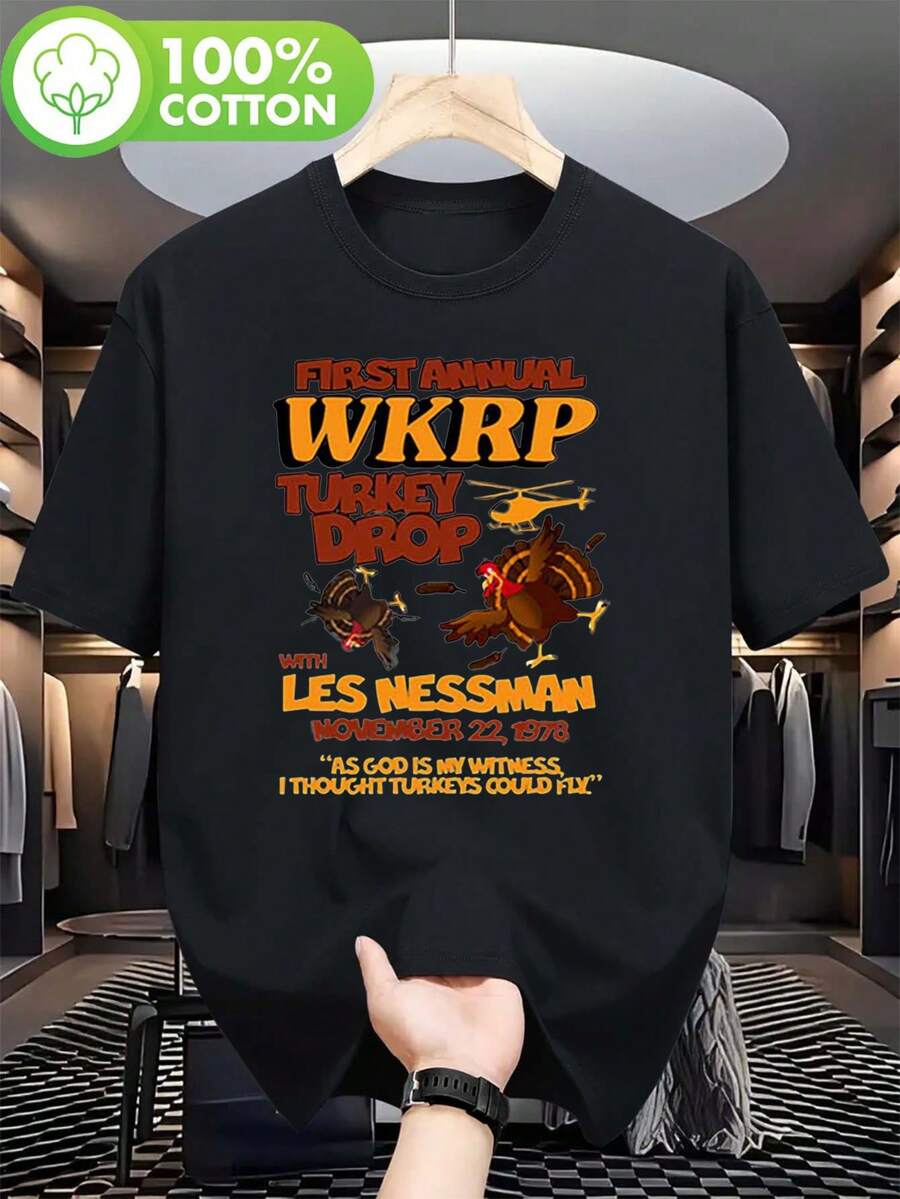 Primera Edición Anual de la Camiseta Gráfica Negra para Hombre WKRP Turkey Drop - Diseño con Les Nessman.Algodón.Cuello Redondo Casual.Ropa Casual, Camiseta con Diseño Divertido, Ajuste Cómodo.Ropa para el Día de la Turquía - Negro - Ver 1