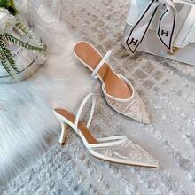 Damskie klapki na szpilce z zamkniętym, spiczastym noskiem, odkrytym obcasem, haftem, jednolitym kolorem - białawy - Zobacz 2