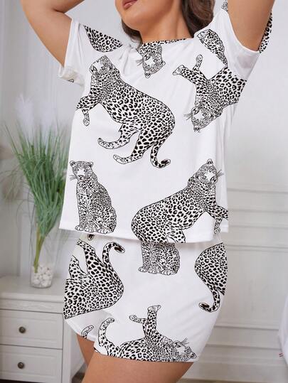 两件套白色底极简豹纹睡衣套装，舒适短袖圆领套头衫搭配宽松弹力短裤，时尚百搭，适合室内外穿着，四季皆宜。