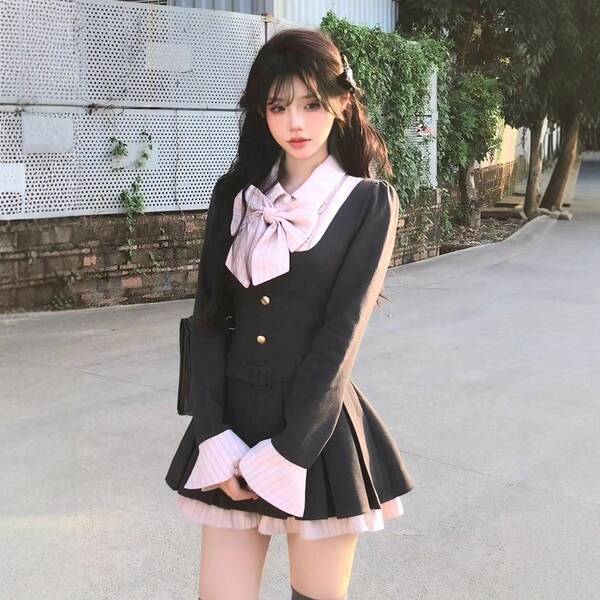 2026 春秋新作 ロストパラダイス風ストセクシーアカデミアワンピース ピンク × ブラックカラーブロックウエスト絞りプリーツミニドレス 金ボタンフレアスリーブ小柄さん向けスリムフィット レイヤード万能カジュアルドレス