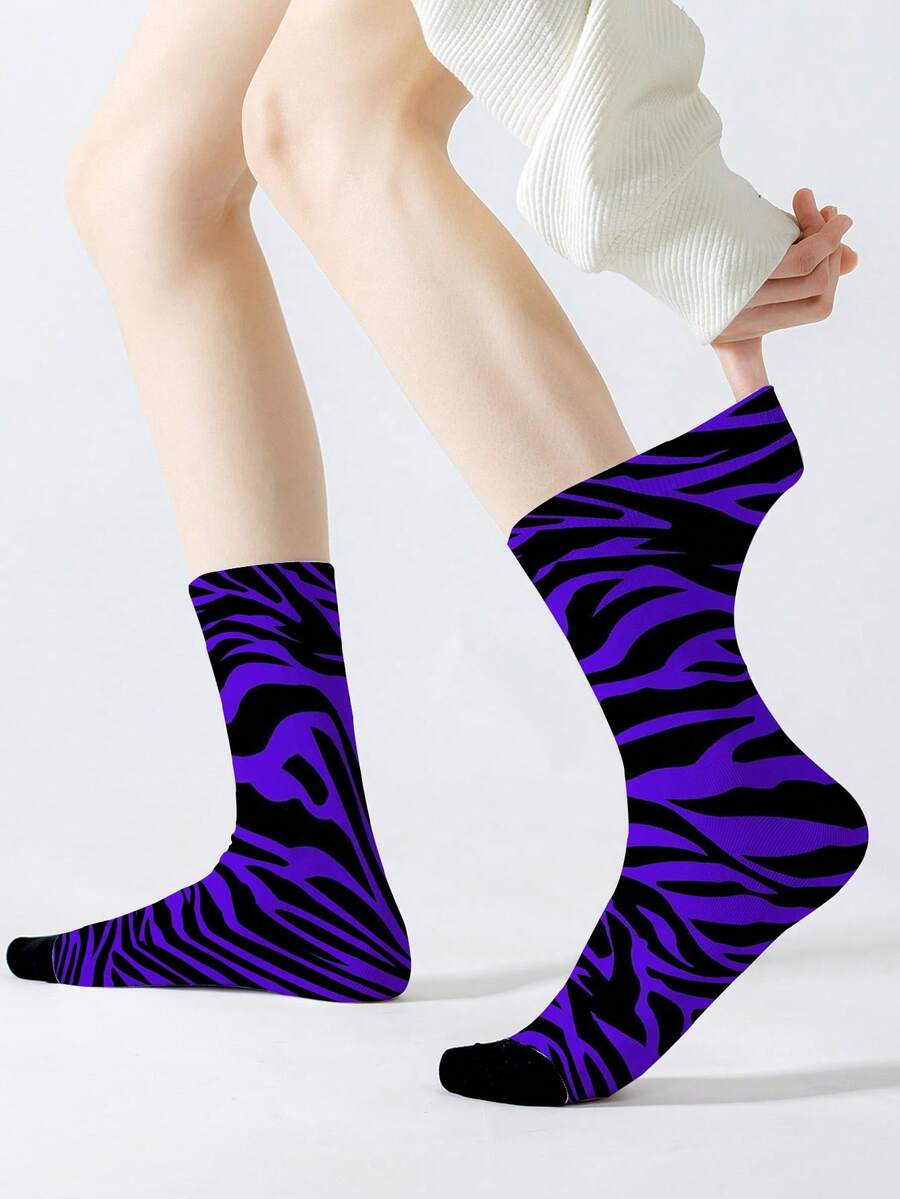 1 Pair Purple & Blue Zebra Striped Mid-Calf Socks, 360 Printed Strawberry Pattern Unisex Socks, Comfortable, Fashionable, Personalized Street Cartoon Design, Suitable As Holiday Gifts, Vacation Wear, Creative And Fun, All Season - Multicolor - View 1