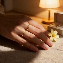 1枚素面不锈钢戒指，2毫米宽，不褪色，可水洗，经典情侣戒指，简约优雅男女通用戒指 - 金色 - 查看 2