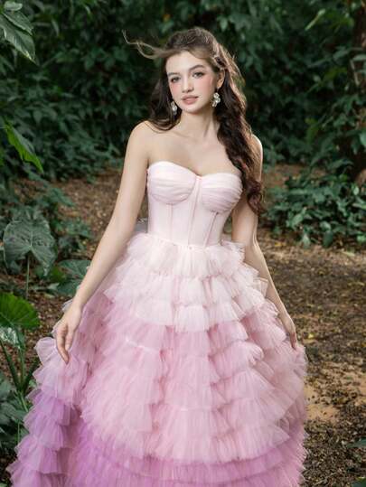 Faeriesty 优雅迷人的粉紫色渐变无肩带中长款派对连衣裙 - 胸部褶裥设计，背部系带，A字薄纱裙摆，修身剪裁。非常适合户外派对、花园聚会、春夏活动、婚礼宾客、浪漫约会和优雅写真拍摄。搭配细带凉鞋、精致珠宝和手拿包，尽显优雅气质。