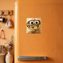 拉丁风味香辣牛肉青柠卷饼，附赠香菜磁铁：内馅是香辣牛肉和新鲜青柠，配上卡通大眼睛和烘焙酥脆的外皮，不对称方形设计，边缘带有贴纸——活泼可爱的小冰箱伴侣。 - E - 查看 4