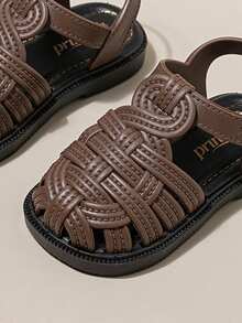 畅销公主压花凉鞋，编织设计，防滑鞋底，黑色、棕色或粉色，是生日、婚礼和夏季度假的完美之选。 - 棕色 - 查看 6