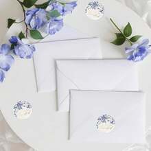 Pegatinas "Estás invitado" con flores azules vintage de Mobiusea | 108 piezas de 1.38x1.38 pulgadas con texto dorado | Pegatinas para sellar sobres adecuadas para bodas, fiestas, invitaciones de boda, baby shower - Ver 4