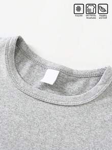 Classic Disney IP Licensed Boys' Crew Neck T-Shirt. Featuring Mickey Mouse Nautical Designs Paired With Fun Donald Duck And Pluto Cartoon Prints. Exquisite Logo On The Front, Full-Coverage Pattern On The Back. Perfect For Amusement Park Photos, Cruise Trips, Family Outings, Birthday Parties, Celebrations, School Activities, Weekend Gatherings, Summer Beach Outings, Themed Parties, And Photoshoots. A Striking Piece For Sharing On Social Media, Ideal For Creating Adorable Outfits For Your Child And Adding A Practical Touch To Your Travel Memories. - 淺灰色 - 查看 6