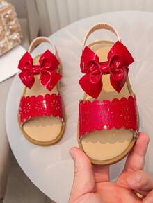 一双甜美的公主风红色蝴蝶结凉鞋，饰有镂空花朵和波浪形蕾丝，适合春夏穿着，也适合日常生活、派对、节日、海滩玩耍和其他场合。 - 紅色 - 查看 3