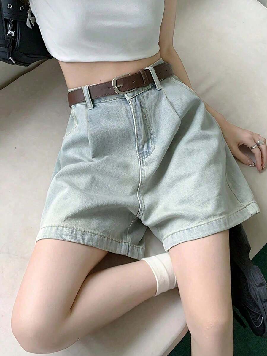 Quần short denim xếp ly dáng rộng, chất liệu denim mài, thích hợp mặc mùa hè, dành cho nữ.