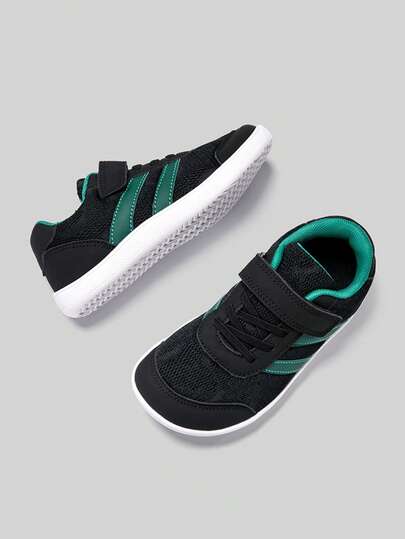 1双男童宽楦透气网面黑色休闲运动鞋，适合春季穿着