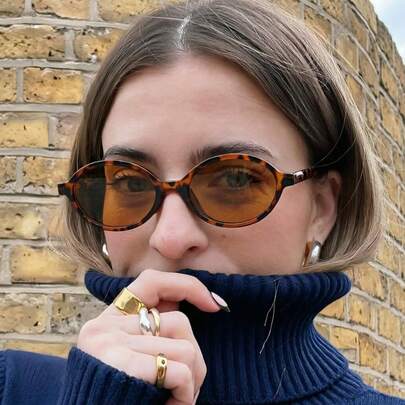 1 Cặp kính gọng tròn bằng nhựa chất lượng cao, kiểu dáng retro, bề mặt nhẵn mịn, phù hợp cho sinh hoạt hàng ngày và khi đi du lịch, sự lựa chọn hoàn hảo cho phụ nữ sành điệu và thoải mái.