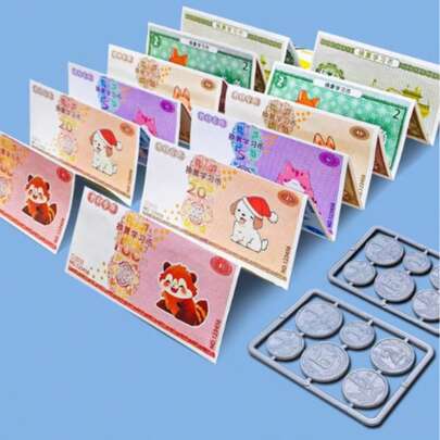 Muestras realistas de billetes de papel para estudiantes de 1er grado, incluye unidades de yuan, fen y jiao. Herramientas educativas de aprendizaje de matemáticas sincronizadas con los libros de texto, que fortalecen las habilidades lógicas de los niños en la conversión de unidades de RMB, el intercambio de monedas y la aplicación práctica del dinero. Impresión de dibujos animados, coloración precisa, diseño perforado.