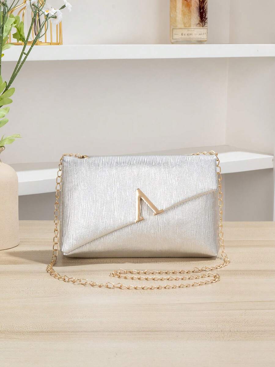 新款欧美风银链斜挎包，时尚便携收纳包，褶皱PU晚宴包，纯色翻盖单肩包，翻盖零钱包和手机包，适合女性、女孩和学生，可用于返校、婚礼、度假、婚宴、通勤、购物等场合，精致百搭。