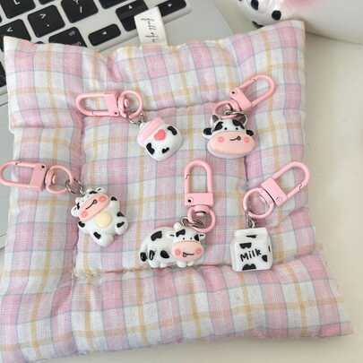 这款奶牛钥匙扣造型可爱生动，做工精细，材质耐用。搭扣牢固顺滑，非常适合装饰包包和钥匙。