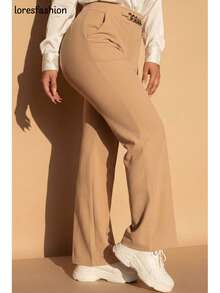 Pantalón de vestir para mujer  diseño moderno y sofisticado con cintura alta que estiliza la figura y realza la silueta, ideal para mujeres jóvenes y señoras que buscan un estilo casual elegante para oficina, reuniones, eventos especiales o salidas; confeccionado en tela tipo crepé de alta calidad con interior suave, cómoda y resistente, con stretch que se adapta al cuerpo sin perder su forma; corte recto de pierna ancha que aporta libertad de movimiento y una caída fluida; detalle de cadena oro  al frente que añade un toque refinado y femenino; pretina posterior elasticada para un ajuste perfecto y cómodo durante todo el día; sin bolsillos frontales para mantener una línea limpia y estilizada, prenda versátil que combina fácilmente con blusas, camisas o tops para crear looks formales o casuales; resistente a arrugas y al pilling, lavable a máquina sin deformación, pieza atemporal que no pasa de moda y que se convierte en un básico imprescindible en el guardarropa femenino. - Beis - Ver 6