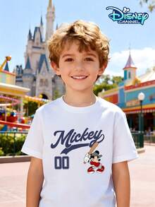Disney Mickey Mouse Retro Baseball Number Print Crew Neck T-Shirt For Boys Aged 3-12, Summer, 100% Cotton Short-Sleeve. The Back Features A Retro Bold Design For The Number 00 With Cursive "Mickey" Lettering. The Front Shows Mickey Swinging A Bat With Matching Retro Numbers And Artistic Lettering. Can Be Paired With Cargo Shorts, Casual Sweatpants, Or Jeans. Suitable For Theme Park Events, Family Trips, Souvenirs, And Outdoor Parties. Sweat-Wicking And Breathable Classic Disney IP Top, Suitable For Boys Aged 3-12. - Blanc - Voir 2