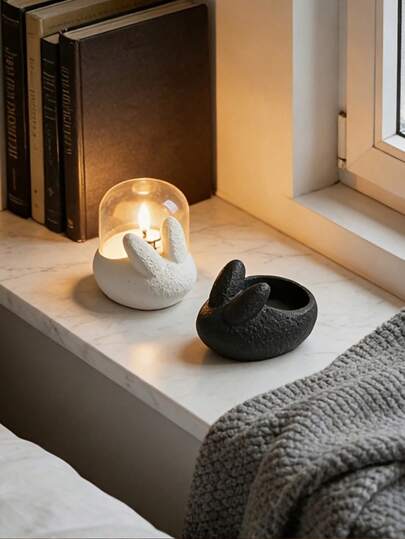 一套双色兔子造型烛台，创意3D打印设计，抽象优雅经典风格，适合作为新年、情人节、圣帕特里克节、复活节、生日派对等场合的礼物。