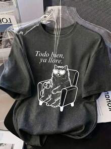 大码女式T恤，印有“别再哭了，我已经哭够了”字样，以及一只戴着心形太阳镜、坐在扶手椅上喝咖啡的猫咪图案。休闲圆领短袖T恤，适合春、夏、秋季穿着，是情人节/返校季的理想之选。 - 深灰色 - 查看 3