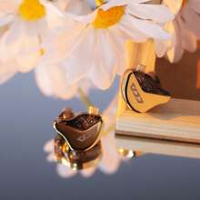 CRA+ 入耳式监听耳机，采用专利超薄振膜动圈驱动单元，音质清晰，低音浑厚，有线耳塞配有可拆卸防缠绕线缆。 - 查看 6