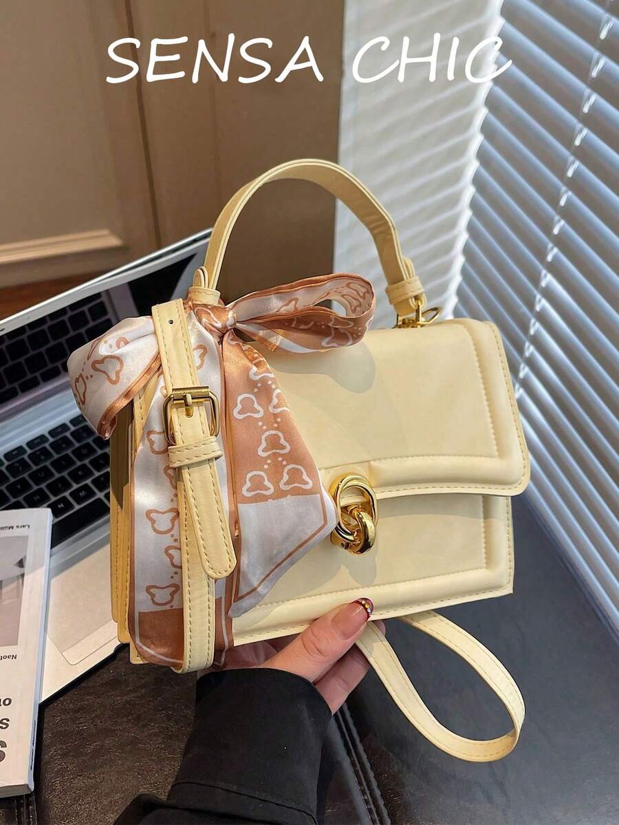 这款时尚百搭的黄色女士手提包饰有丝巾装饰,采用绗缝设计,金属按扣开合,方形造型,配有单提手和可调节长肩带,可手提、肩背或斜挎。适合女性通勤、外出、购物、约会和日常使用。 - 黃色 - 查看 1
