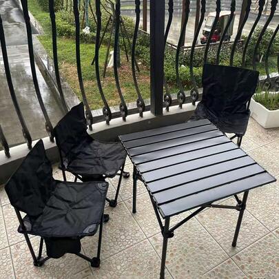 一套露营折叠桌椅，厚实坚固，轻便易携，适合野餐