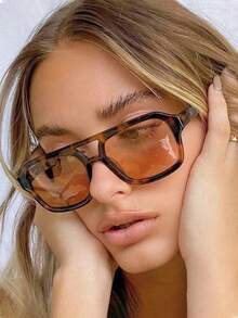 4副时尚双梁飞行员款眼镜，男女皆宜。沙滩配饰。多种颜色可选。适合女士日常佩戴。也适合女士秋冬季休闲及商务装扮。是夏季海滩度假、户外活动和旅行的理想礼物。适合夏季海滩度假。 - 彩色 - 查看 12