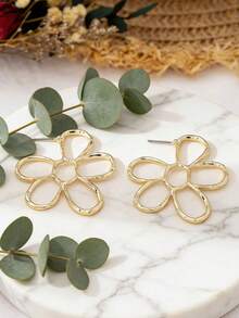 一对简约精致镂空金属四叶草耳钉，适合日常、度假、情人节、斋月、母亲节等场合佩戴，是理想的珠宝礼物之选。 - 金黃色 - 查看 3