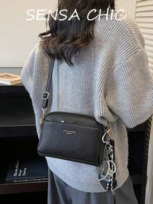 这款时尚经典的单肩包采用小丑字母图案、多隔层方形设计，风格复古独特，并配有黑色心形吊坠。它是一款优雅的手提包，适合购物、通勤或作为节日礼物。 - 黑色 - 查看 10