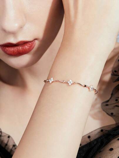 A Stylish And Luxurious Micro-Pave Zirconium Oxide Lucky Four-Leaf Clover Bracelet, Suitable For Everyday Wear, Parties, And As A Gift For Holidays.