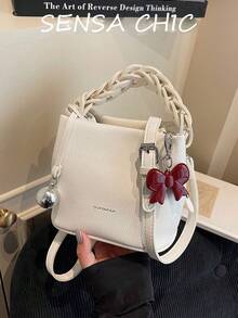 Chiếc túi xách da PU đa năng cao cấp và thời trang mới này có họa tiết vải thiều nổi, trang trí chữ cái và thiết kế kiểu túi xô. Túi có thiết kế quai đeo vai độc đáo và tay cầm phía trên giúp dễ dàng xách bằng một tay, được cố định bằng khóa nam châm chắc chắn. Mặt dây chuyền nơ đỏ bên ngoài tạo điểm nhấn thời trang. - trắng - Xem 10