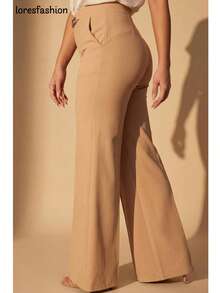 Pantalón de vestir para mujer  diseño moderno y sofisticado con cintura alta que estiliza la figura y realza la silueta, ideal para mujeres jóvenes y señoras que buscan un estilo casual elegante para oficina, reuniones, eventos especiales o salidas; confeccionado en tela tipo crepé de alta calidad con interior suave, cómoda y resistente, con stretch que se adapta al cuerpo sin perder su forma; corte recto de pierna ancha que aporta libertad de movimiento y una caída fluida; detalle de cadena oro  al frente que añade un toque refinado y femenino; pretina posterior elasticada para un ajuste perfecto y cómodo durante todo el día; sin bolsillos frontales para mantener una línea limpia y estilizada, prenda versátil que combina fácilmente con blusas, camisas o tops para crear looks formales o casuales; resistente a arrugas y al pilling, lavable a máquina sin deformación, pieza atemporal que no pasa de moda y que se convierte en un básico imprescindible en el guardarropa femenino. - Beis - Ver 7