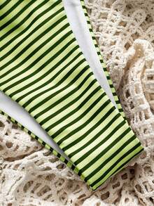 Maiô sexy de verão com estampa patchwork listrada verde, perfeito para o Dia dos Namorados, aniversários na praia e looks para a praia. Conjunto de biquíni feminino elegante e casual de duas peças em estilo boêmio para férias. - Verde - Ver 5