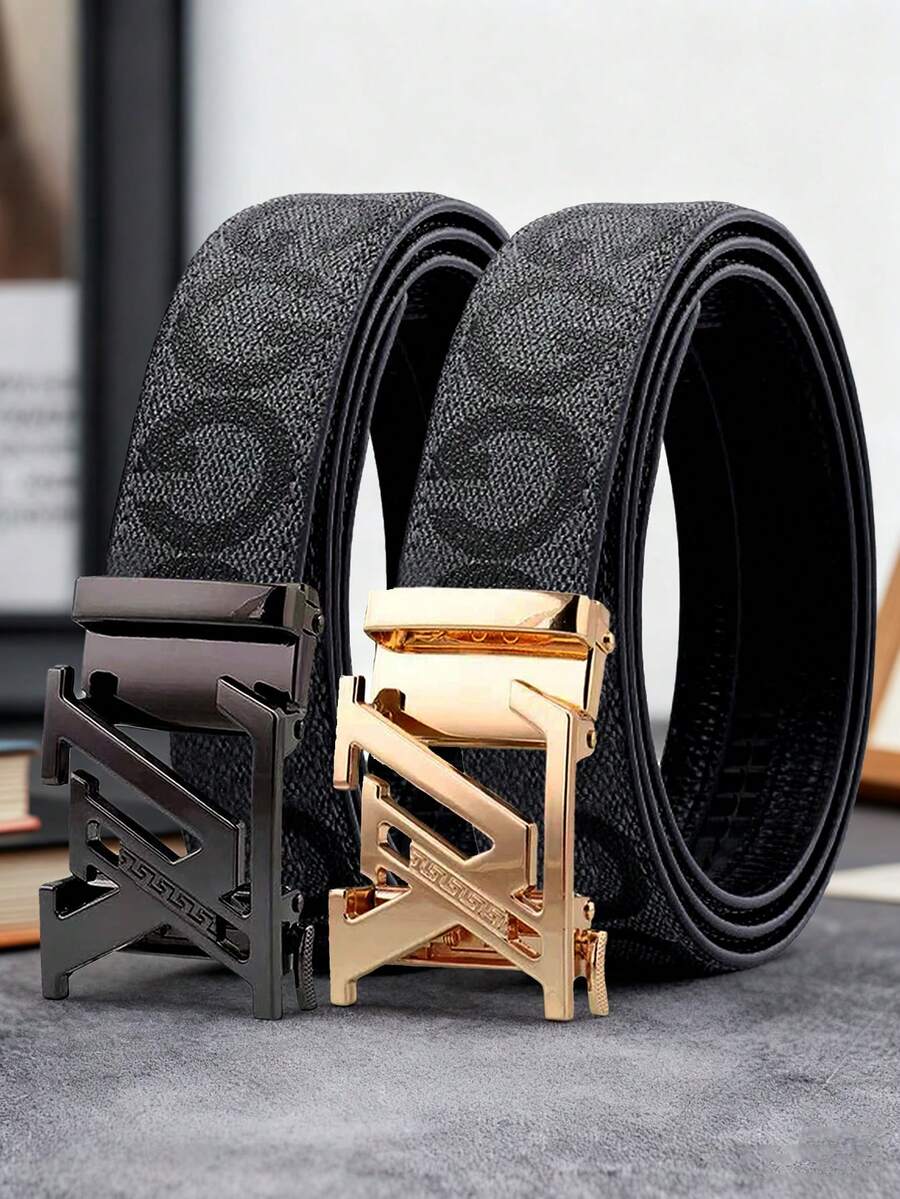 Ceinture en PU avec boucle automatique à lettres gaufrées pour hommes. Disponible en noir et marron, la boucle est plaquée or, argent et gunmetal. Elle présente un design réglable avec un look élégant et luxueux, convenant aussi bien aux occasions professionnelles que décontractées. Un cadeau idéal pour la Fête des Pères et les anniversaires. - Multicolore - Voir 1